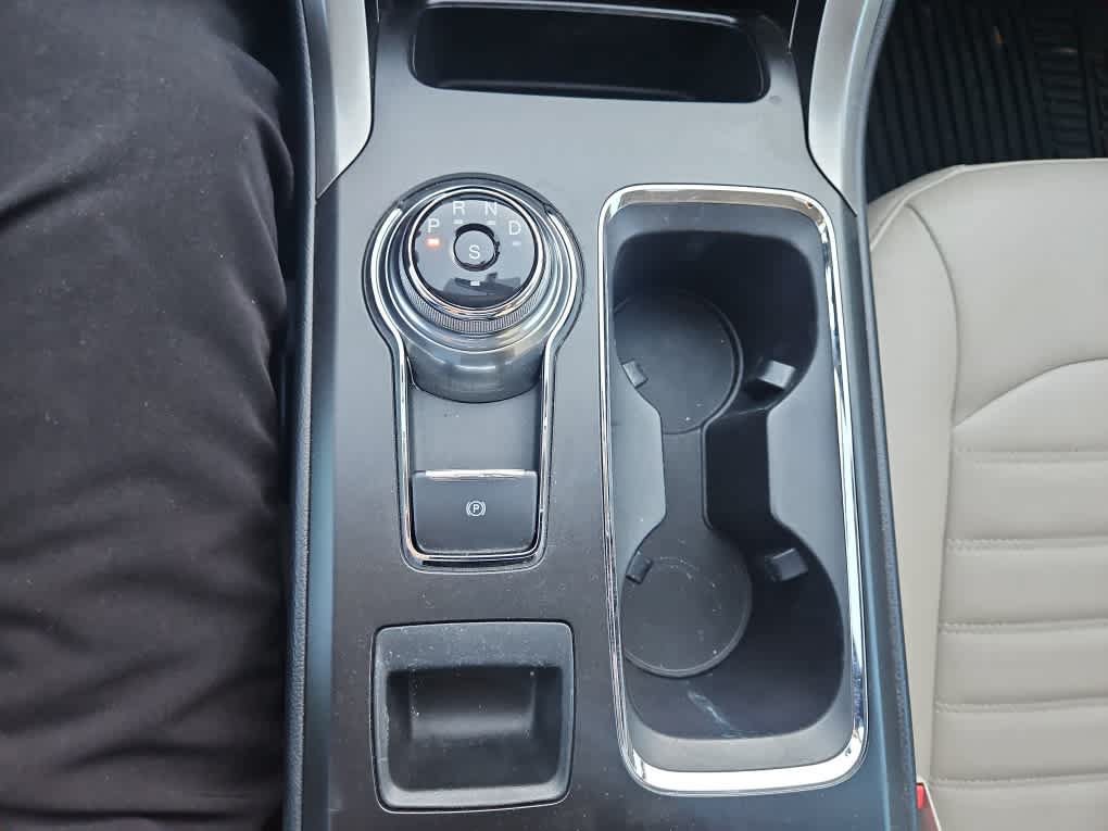 Used 2017 Ford Fusion SE w/ Fusion SE Technology Package FWD image 16