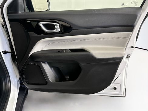 Used 2025 Jeep Compass Limited image 32