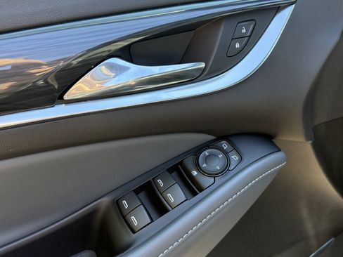 Used 2023 Buick Enclave Essence image 12