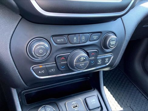 Used 2022 Jeep Cherokee Trailhawk w/ Sun, Sound & Nav Group AWD/4WD image 29
