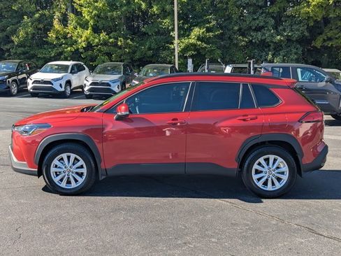 Used 2024 Toyota Corolla Cross LE w/ Moonroof Package image 4