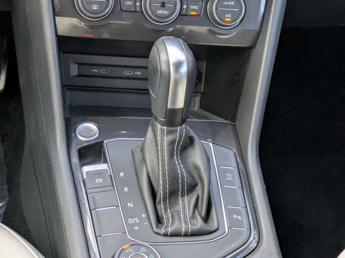 Used 2021 Volkswagen Tiguan SE image 20