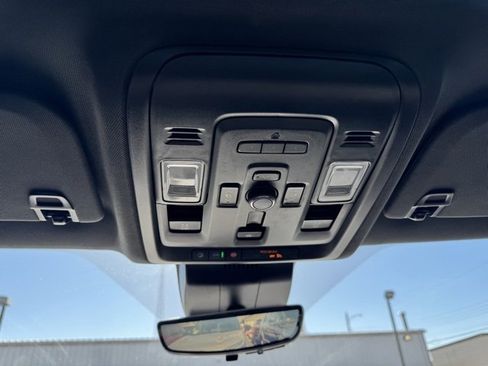 Used 2024 Chevrolet Suburban High Country image 32