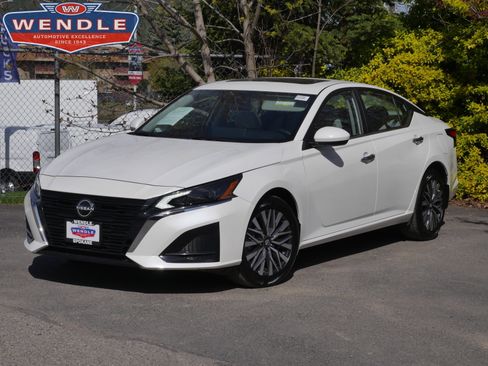 Used 2024 Nissan Altima 2.5 SV w/ SV Premium Package image 1