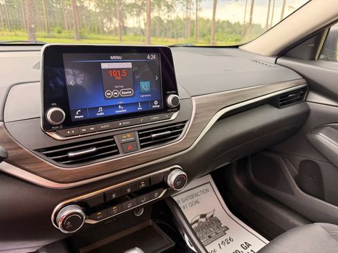 Used 2024 Nissan Altima 2.5 SV FWD image 16