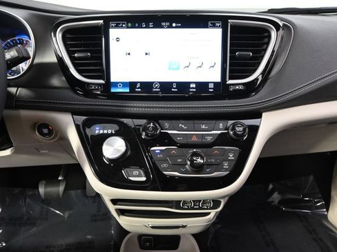 Used 2023 Chrysler Pacifica Touring-L FWD image 28