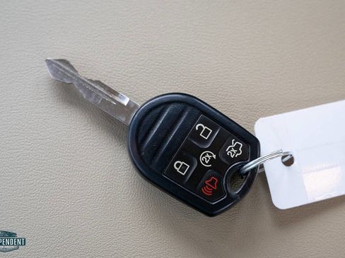 Used 2013 Ford Taurus SEL image 24