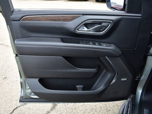 Used 2023 Chevrolet Suburban Premier image 14