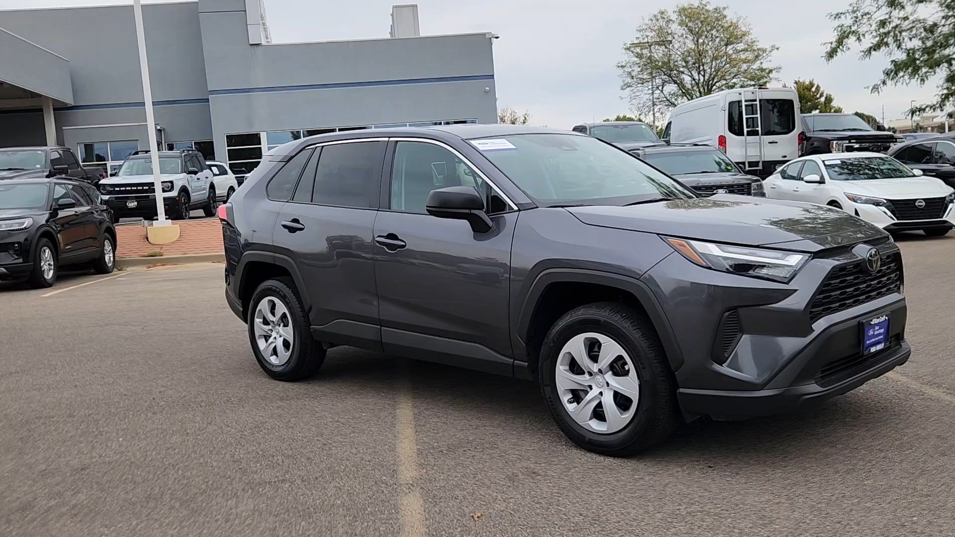 Used 2025 Toyota RAV4 LE AWD/4WD image 9