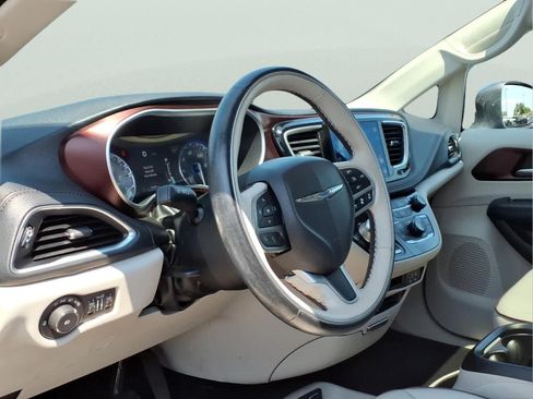 Used 2017 Chrysler Pacifica Limited w/ UConnect Theater Package FWD image 13