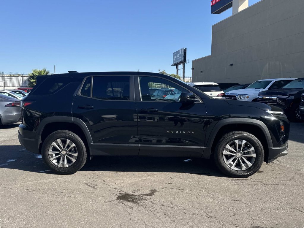 Used 2026 Chevrolet Equinox LT w/ Safety and Technology Package FWD image 2