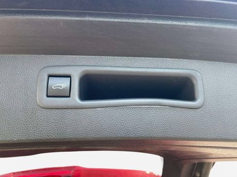 Used 2021 Toyota Highlander XLE AWD/4WD image 11