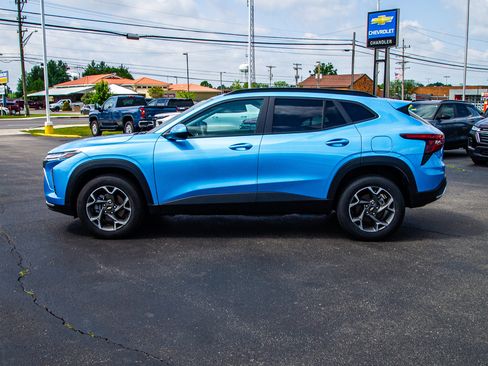 Used 2025 Chevrolet Trax LT FWD image 4