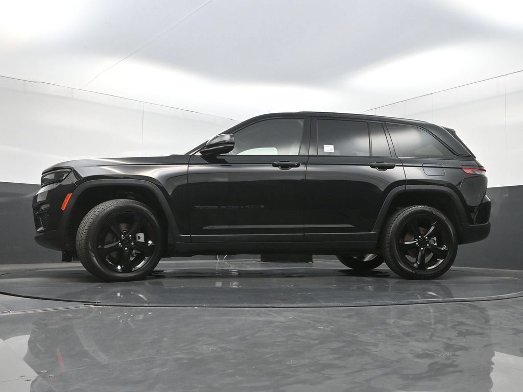 Used 2023 Jeep Grand Cherokee Limited w/ Black Appearance Package AWD/4WD image 31