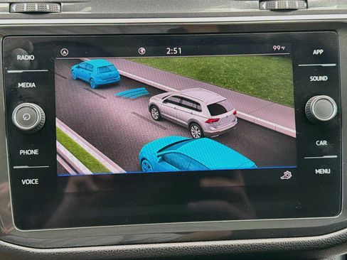 Used 2023 Volkswagen Tiguan SE w/ Panoramic Sunroof Package FWD image 30