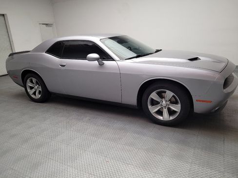 Used 2015 Dodge Challenger SXT RWD image 11