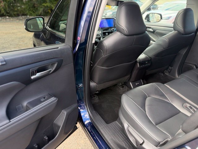 Used 2023 Toyota Highlander XLE AWD/4WD image 12