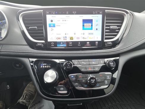 Used 2025 Chrysler Pacifica Select AWD/4WD image 23