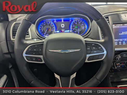 Used 2018 Chrysler 300 Limited image 17
