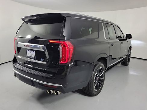 Used 2022 GMC Yukon XL Denali w/ Denali Premium Package image 4