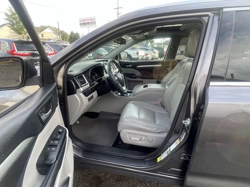 Used 2014 Toyota Highlander XLE AWD/4WD image 16