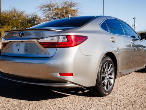 Used 2017 Lexus ES 300h w/ Luxury Package image 5
