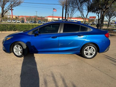 Used 2018 Chevrolet Cruze LT w/ Sun And Sound Package image 10