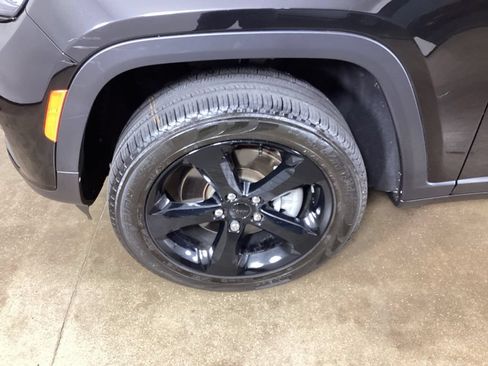 Used 2024 Jeep Grand Cherokee L Limited w/ Black Appearance Package AWD/4WD image 28