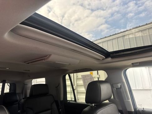 Used 2017 GMC Yukon SLT w/ Premium Edition AWD/4WD image 38