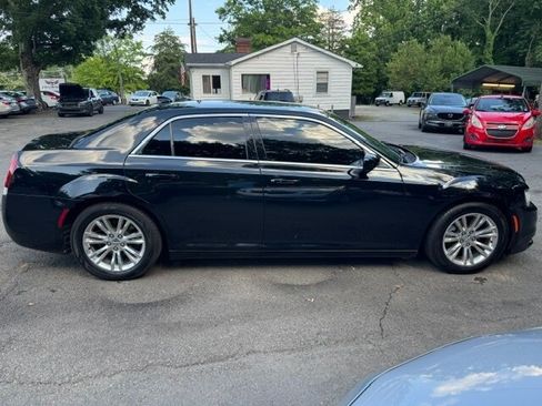 Used 2017 Chrysler 300 Limited RWD image 6