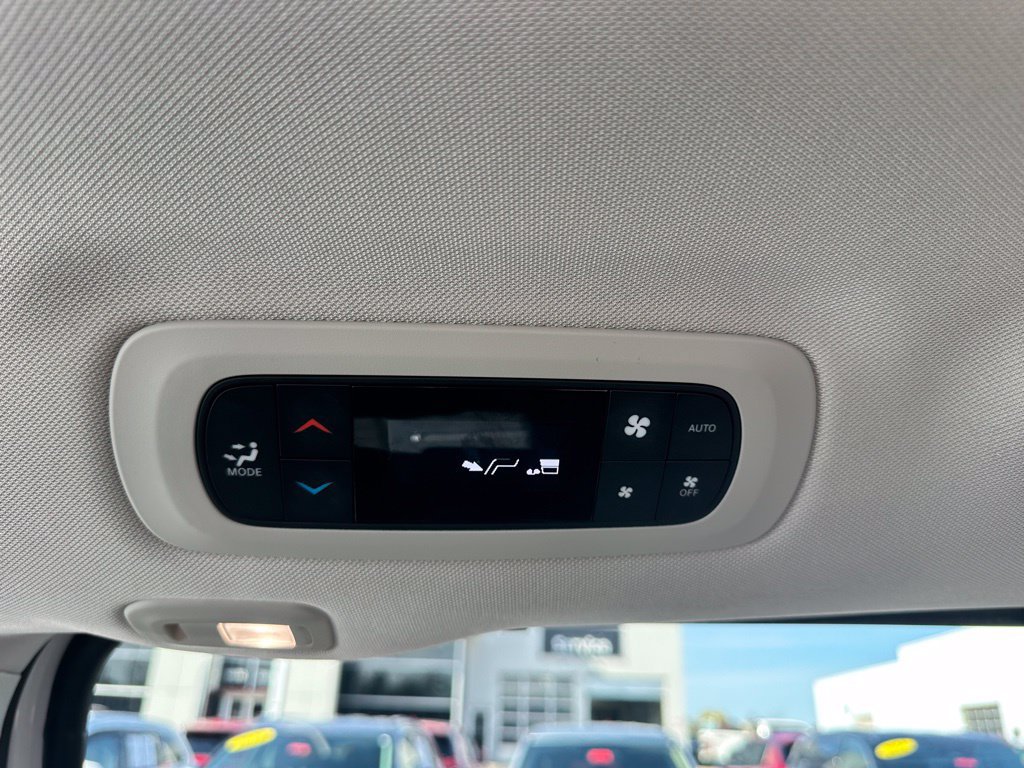 Used 2024 Chrysler Pacifica Limited FWD image 16