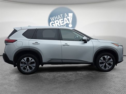 Used 2023 Nissan Rogue SV image 2