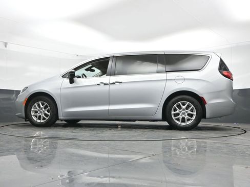 Used 2024 Chrysler Pacifica Touring-L image 46