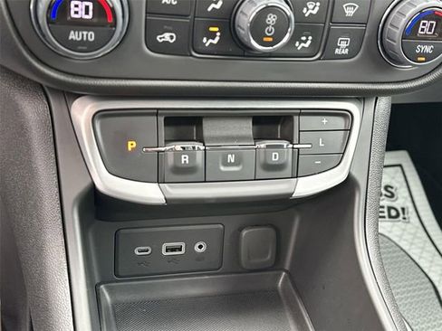 Used 2024 GMC Terrain SLE w/ Driver Convenience Package FWD image 15