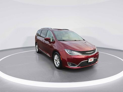Used 2017 Chrysler Pacifica Touring-L Plus w/ Advanced Safetytec Group image 2