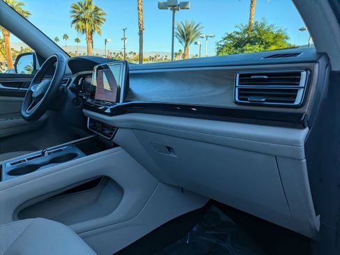 Certified 2025 Volkswagen Atlas SE image 21