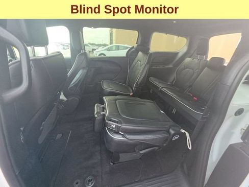 Used 2025 Chrysler Pacifica Limited AWD/4WD image 7