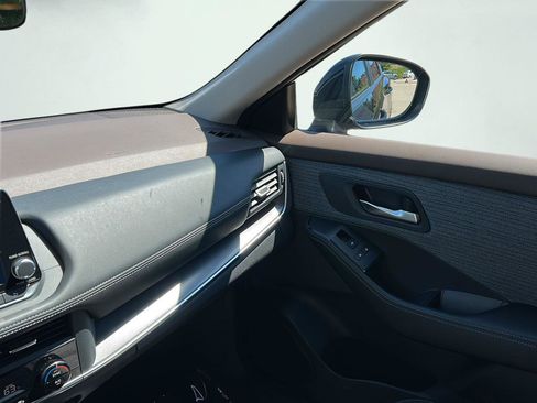 Used 2023 Nissan Rogue SV AWD/4WD image 17