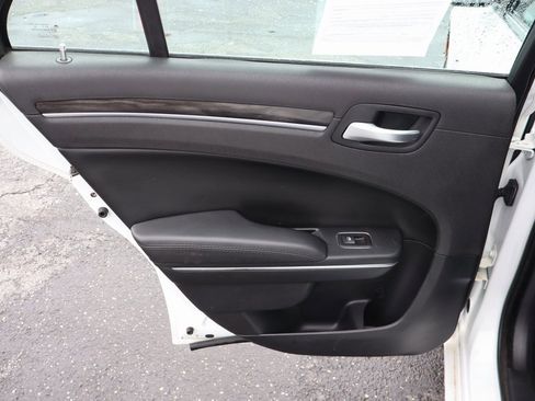 Used 2016 Chrysler 300 Limited image 25