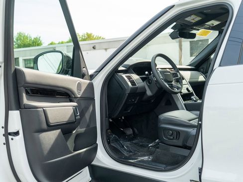 New 2025 Land Rover Discovery S image 10