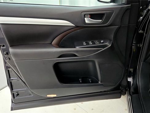 Used 2016 Toyota Highlander XLE image 23