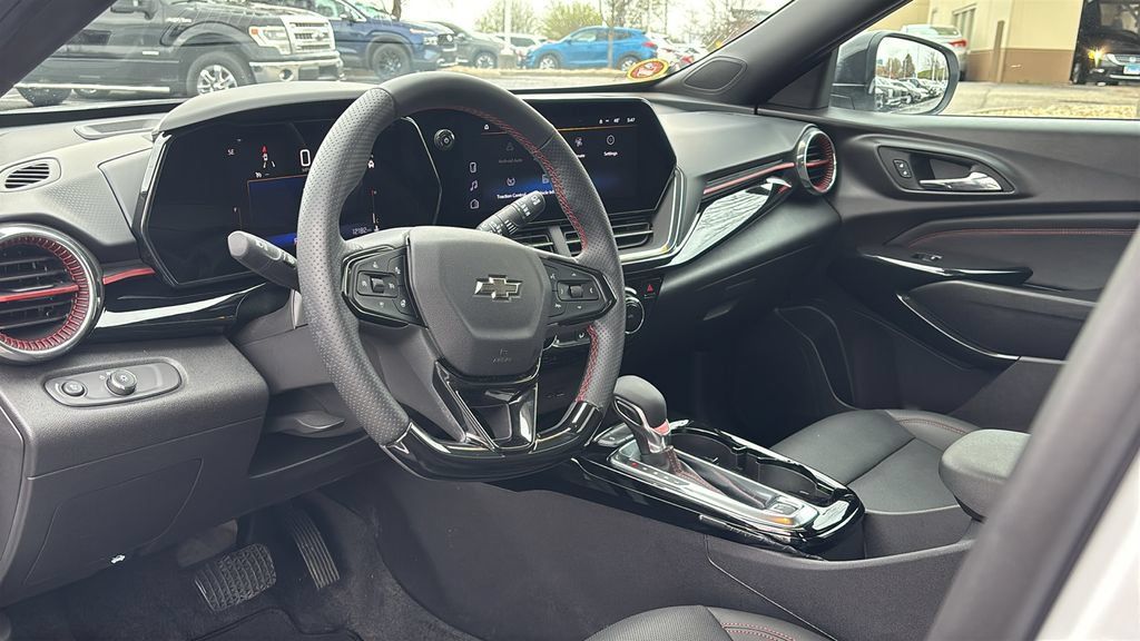 Used 2025 Chevrolet Trax RS w/ Sunroof Package FWD image 26