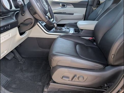 Used 2024 Kia Carnival LX FWD image 9