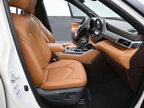 Used 2020 Toyota Highlander Platinum image 16