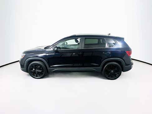 Used 2023 Volkswagen Taos SE w/ Panoramic Sunroof Package FWD image 4