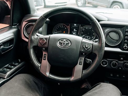 Used 2020 Toyota Tacoma TRD Off-Road w/ TRD Premium Off Road Package AWD/4WD image 28