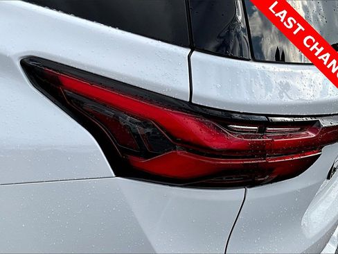 Used 2023 Chevrolet Traverse Premier image 31