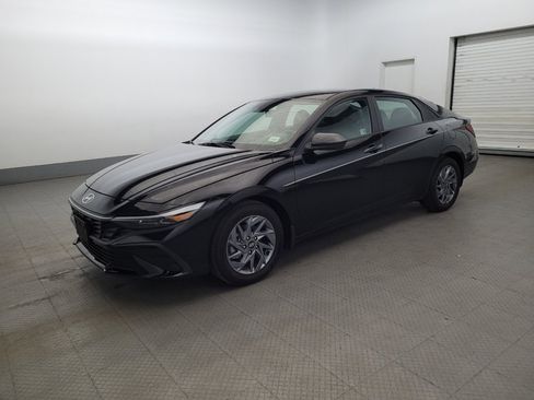 Used 2024 Hyundai Elantra SEL FWD image 2