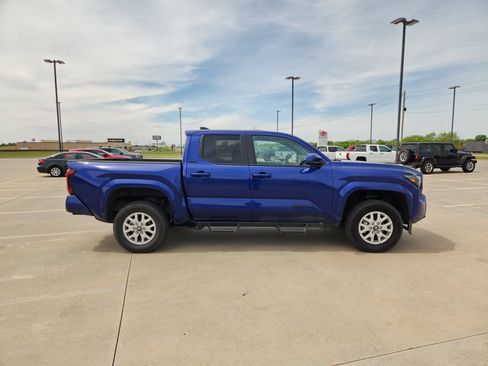 Used 2025 Toyota Tacoma SR5 image 7