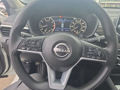 Used 2025 Nissan Altima 2.5 SV FWD image 13